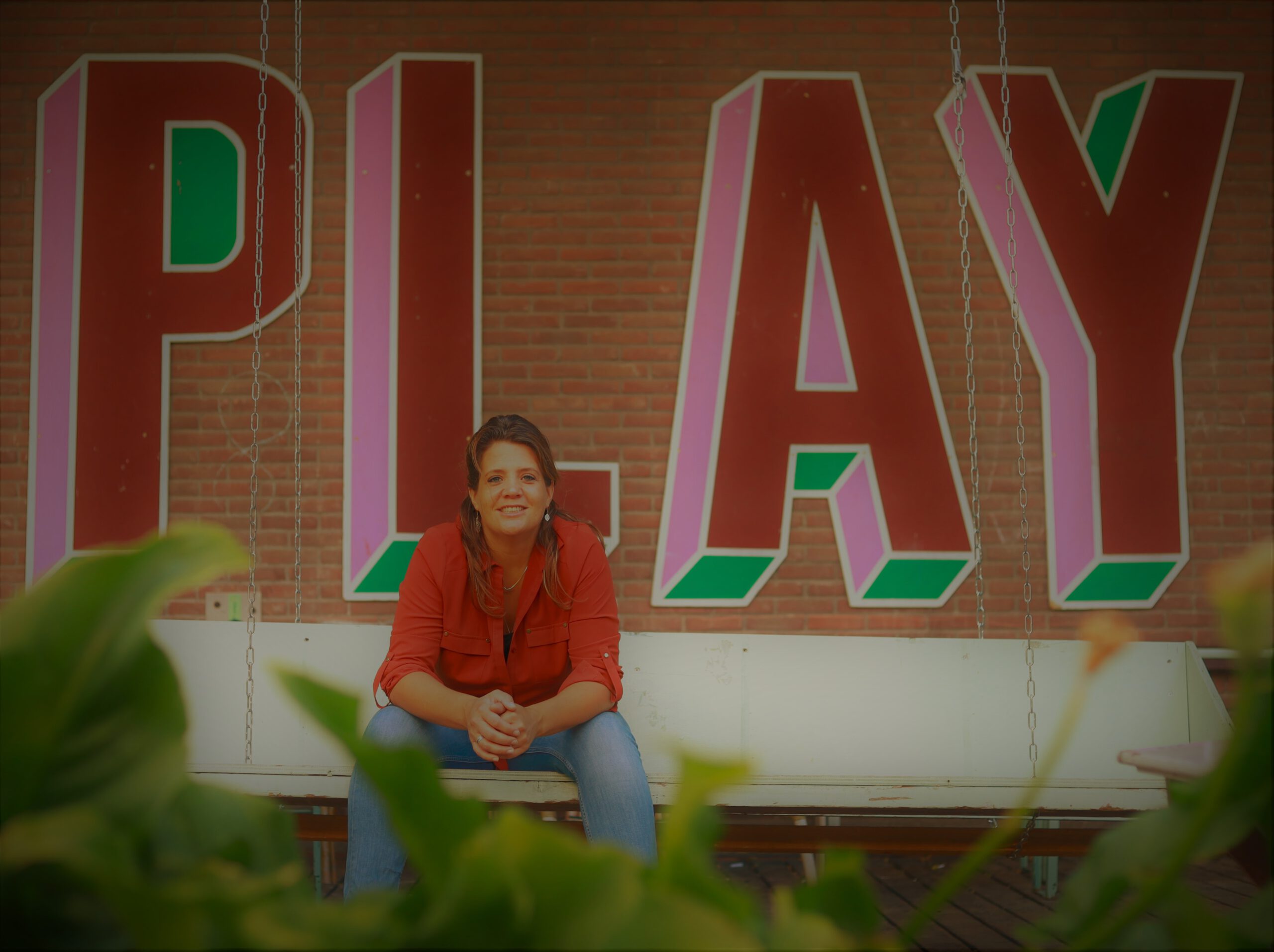 Eleonora zittend op bankje